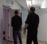 Kopał samochody na osiedlowym parkingu w Wieluniu. Wpadł w ręce policjantów