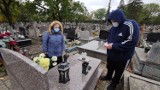 Wszystkich Świętych 2020 w Piotrkowie: piotrkowianie sprzątają groby bliskich, kupują znicze i wiązanki