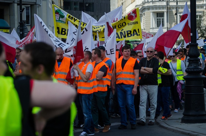 Protest przed Sejmem. Manifestacja pracowników firm...