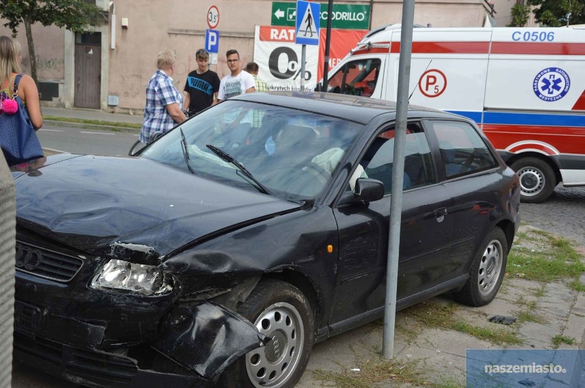 Wypadek na ul. Kilińskiego we Włocławku. Czołowe zderzenie skody z audi [zdjęcia, wideo]