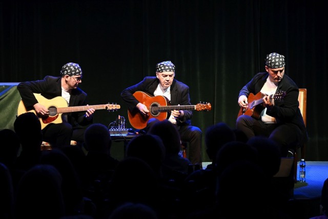 Sala koncertowa w Pałacyku Zielińskiego wypełniła się niemal po brzegi w niedzielne popołudnie, 27 marca a ze sceny zabrzmiała muzyka bałkańska. Koncert dało najsłynniejsze serbski trio gitarowe „Balkan Strings". 

Na kolejnych zdjęciach zobacz relację z koncertu