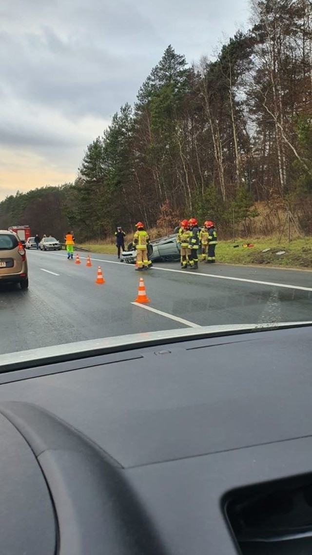 Wypadek na A4. Kierowcy informują o fatalnych warunkach drogowych.