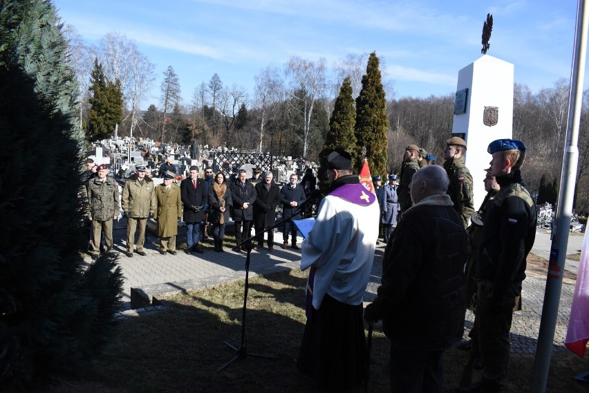 Na "kieleckiej Łączce" na cmentarzu Piaski przypomniano o komunistycznych zbrodniach wobec Żołnierzy Wyklętych. Zobacz zdjęcia