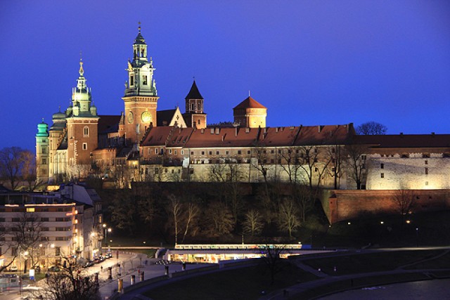 Kraków jest strasznie nudny. Tutaj niemożliwe jest zwiedzanie. Graniczy z cudem. Tak samo niemożliwe było by na przykład zobaczenie jednego dnia :
1. Zamku Królewskiego na Wawelu
2. Rynku Głównego
3. Kościoła Mariackiego
4. Sukiennic
5. Katedry na Wawelu
6. Kazimierza
7. Barbakanu
8. Cmentarza Rakowickiego
...czy naprawdę musimy wymieniać dalej?