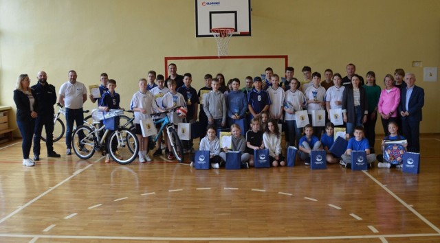 Każdy uczestnik otrzymał sportowe gadżety i akcesoria rowerowe, a zwycięzcy rowery.