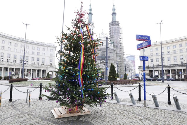 Tęczowa choinka na Placu Zbawiciela w Warszawie. Aktywiści LGBT+: Tęczowych świąt!