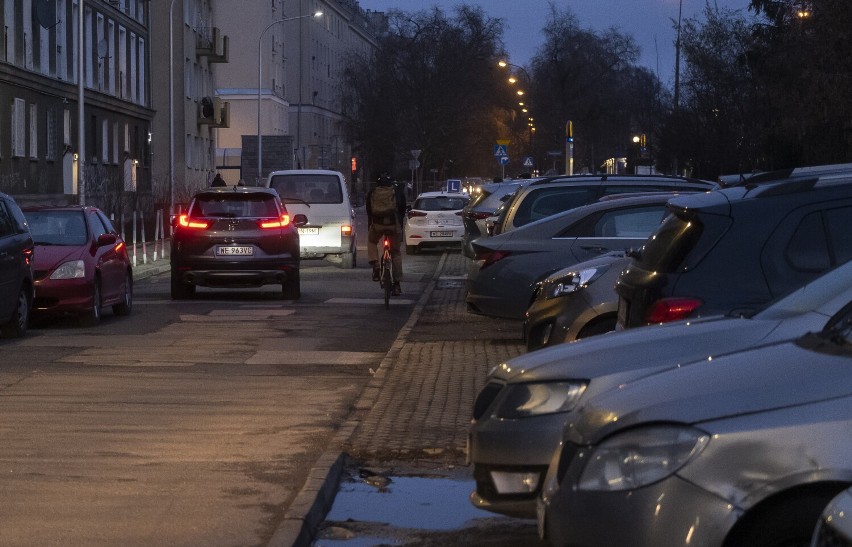 Paraliż osiedlowych uliczek po wprowadzeniu strefy płatnego parkowania na Mokotowie. 40-minutowe korki, ruchem kieruje policja