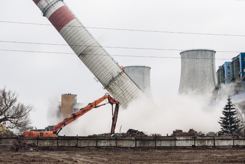 Elektrownia Adamów to już historia. Druga rocznica wyburzenia pierwszego komina. Pamiętacie? [FOTO i WIDEO]