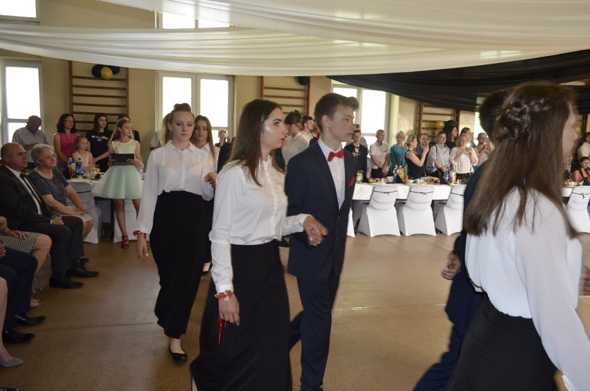 Ósmoklasiści z Zelowa zatańczyli poloneza na balu