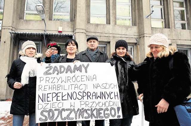 Rodzice niepełnosprawnych dzieci protestowali w obronie przychodni rehabilitacyjnej przed jej siedzibą przy ul. Sojczyńskiego 3/5.