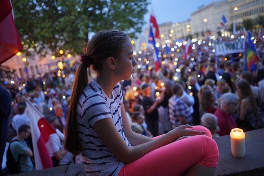 W kulminacyjnym momencie poznaniacy utworzyli tzw. łańcuch...