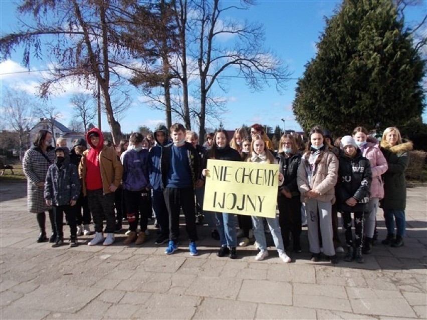 "Nie chcemy wojny" - z takim hasłem siódmoklasiści z SP w Wicku przystąpili do plenerowych zajęć