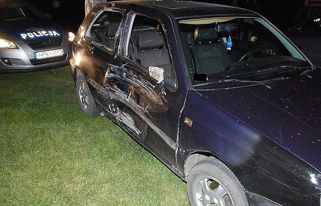 Na zdjęciu uszkodzony volkswagen golf, który brał udział w wypadku w Szówsku.