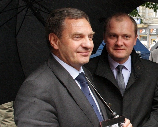 Marszałek Władysław Husejko (z lewej) z prezydentem Piotrem Krzystkiem