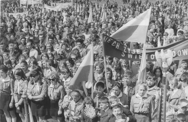 Harcerze podczas obchodów święta 1 maja w 1960 roku w Jeleniej Górze