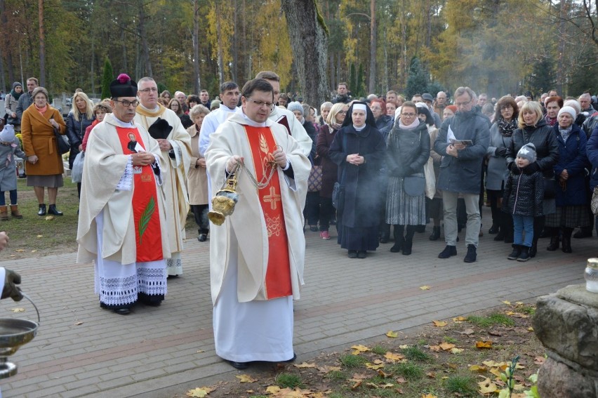 Wszystkich Świętych w Lęborku. Przez cmentarz przeszła procesja wiernych