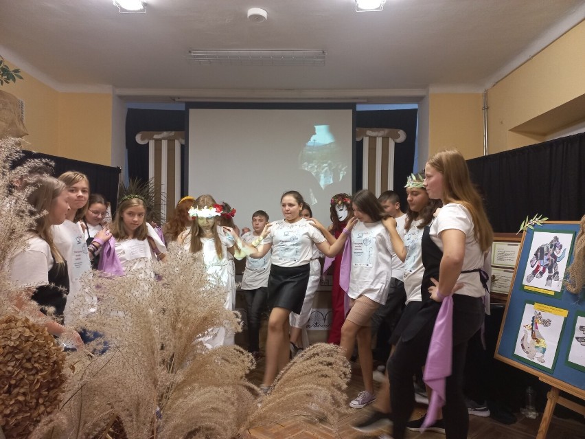 „Polsko-grecka mozaika kulturowa”. Międzynarodowy projekt podsumowany w Szkole Podstawowej w Cielcach FOTO