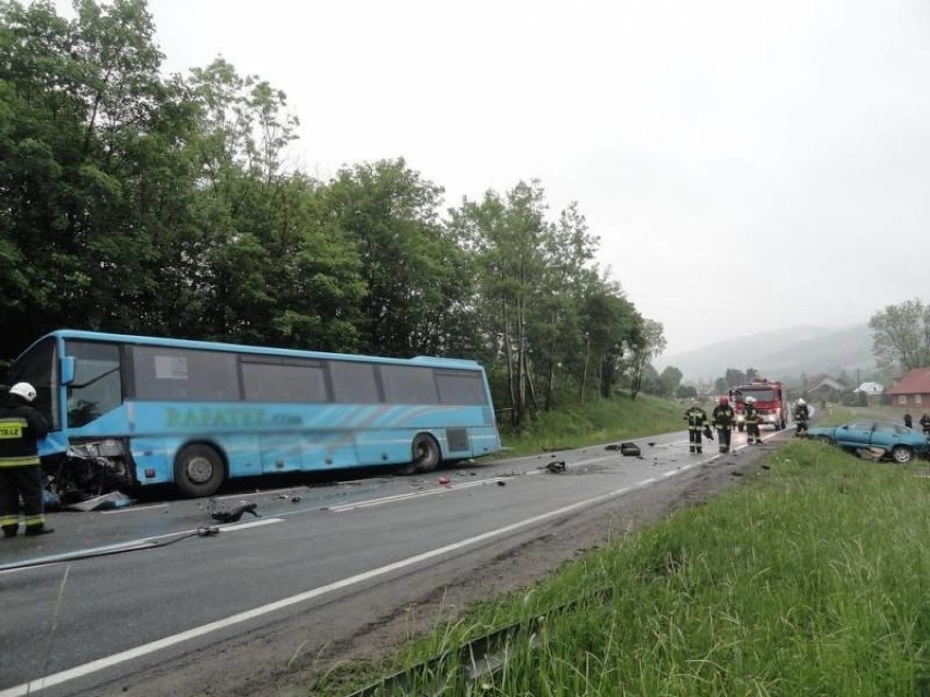 Zderzenie osobówki z autobusem pod Nowym Sączem