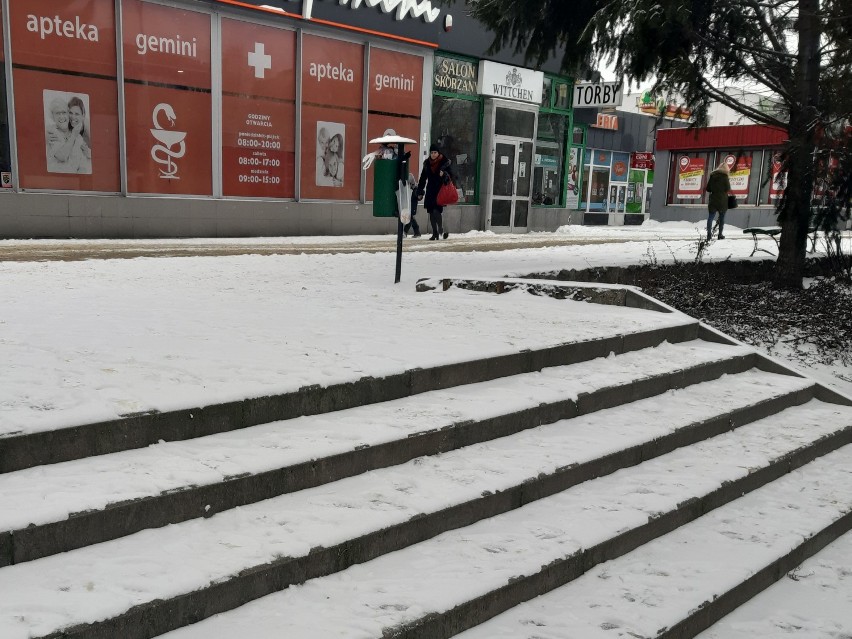 Konin. Śliskie chodniki, także w centrum     