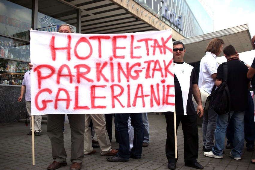 Hotel Cracovia galerią handlową? Protest okolicznych handlowców [ZDJĘCIA]