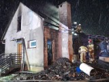 Pożar domu jednorodzinnego koło Andrychowa. Z ogniem walczyło dziesięć jednostek straży pożarnej