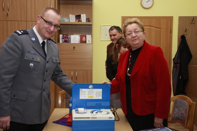 Dodatkowo Gdańskie Centrum Profilaktyki Uzależnień przekazało policji 2 zestawy pierwszej pomocy R-0  oraz 6 apteczek zestawów osobistych małych ML 150014JS o wartości ok. 3000 zł. Wszystko to w ramach współpracy przy realizacji kampanii społecznej Miasta Gdańska &#8222;Kieruj bez procentów&#8221;.