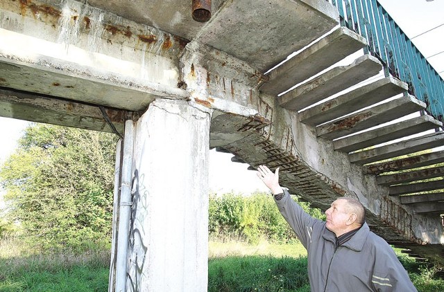 - Lata zaniedbań urzędników sprawiły, że strach obecnie wchodzić na kładkę - mówią mieszkańcy.