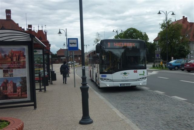 Nowy solaris ma 25 miejsc siedzących, 45 stojących, jest przystosowany do przewozu osób niepełnosprawnych. Prawdopodobnie na przełomie lipca i sierpnia do Malborka trafi drugi z zamówionych autobusów - na 25 miejsc siedzących i 35 stojących. Za oba pojazdy MZK zapłacił niespełna 1,2 mln zł. Pół miliona złotych przekazał Urząd Miasta z budżetu samorządu miejskiego, na pokrycie reszty kosztów komunalny przewoźnik zaciągnął kredyt.