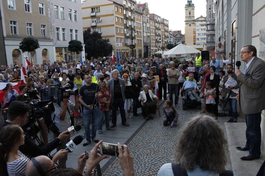 Niedzielny protest w sprawie sądów w Legnicy [ZDJĘCIA]