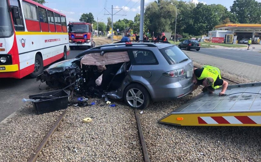 Częstochowa: Wypadek na ul. Jagiellońskiej. Samochód uderzył w słup trakcji tramwajowej, kobieta była zakleszczona 
