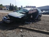 Częstochowa: Wypadek na ul. Jagiellońskiej. Samochód uderzył w słup trakcji tramwajowej, kobieta była zakleszczona 