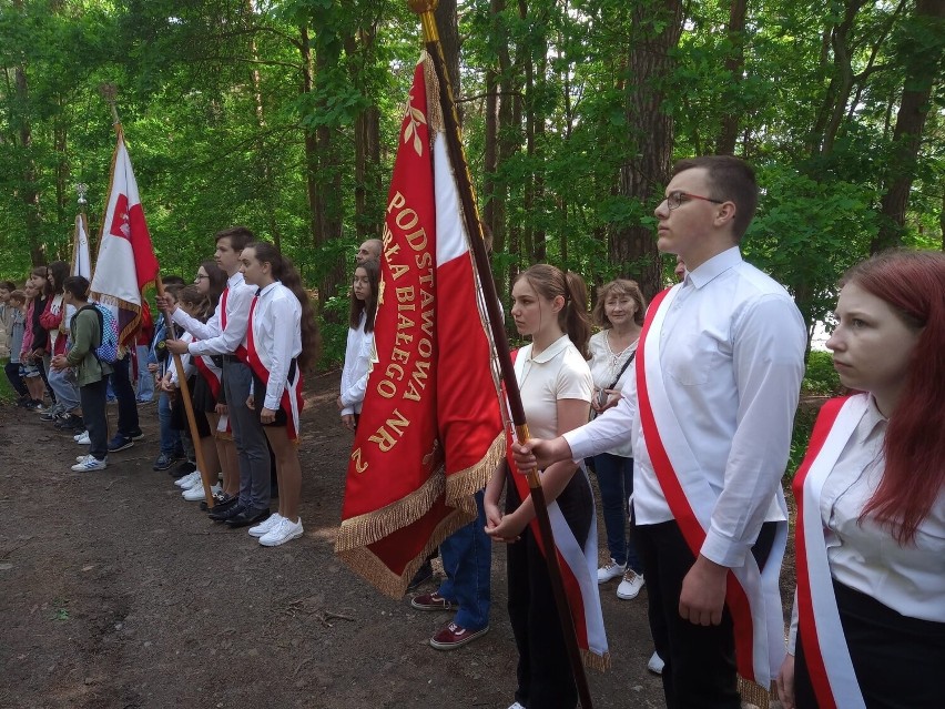 Skarżyska młodzież pod pomnikiem Powstańców Styczniowych na Rejowie. Zobacz zdjęcia