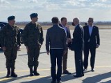Joe Biden w Polsce. Prezydent Stanów Zjednoczonych przywitany przez ministra obrony narodowej 