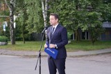 Rafał Trzaskowski na konferencji prasowej przed sycowskim szpitalem [FILM i ZDJĘCIA]