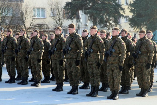 Polscy żołnierze są szczególnie ważni w dobie kryzysu militarnego na świecie. Dlatego też są wprowadzane kolejne zmiany budżecie na następne lata. Jednak zarobki żołnierzy w 2022 roku wyraźnie się zwiększyły. Znamy wysokość niedawnej podwyżki w wojsku. Jak dokładnie wygląda to w przypadku konkretnych stopni?

Zobaczcie na kolejnych stronach galerii!>>>