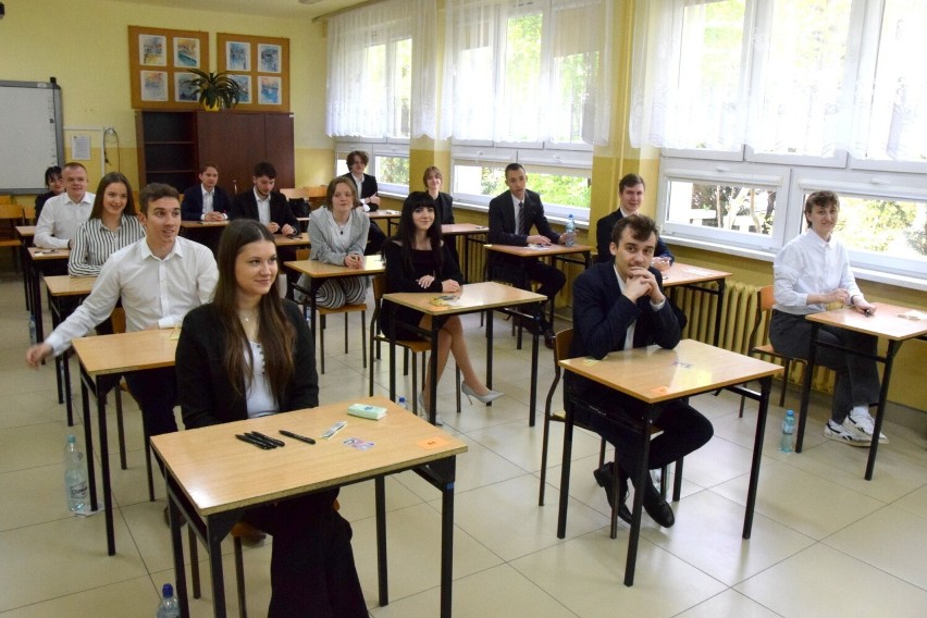 Matura z języka angielskiego na poziomie podstawowym w IV Liceum Ogólnokształcącym w Kielcach. Stres czy spokój? Zobaczcie film i zdjęcia