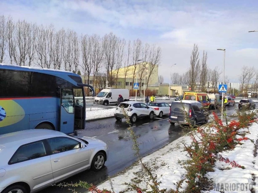 Zderzenie trzech pojazdów w Opolu.