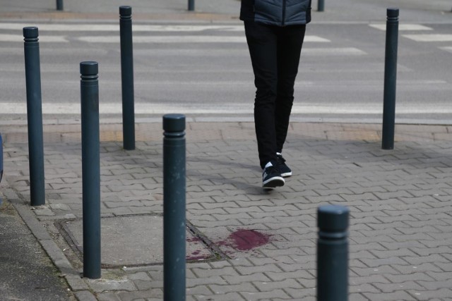 Napastnik śledził kobietę idącą od banku.


Sprawdzili monitoring
Kryminalni zabezpieczyli monitoring zarówno z komunikacji miejskiej, sklepów, jak i okolicznych posesji. Udało się ustalić tożsamośc 29-letniegosprawcy. Podejrzany był w przeszłości wielokrotnie notowany za podobne przestępstwa. 


Czytaj dalej