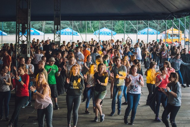 W pierwszej edycji festiwalu zorganizowanej na terenie dzielnicy Kokotek w 2018 roku wzięło udział ok. 700 osób.