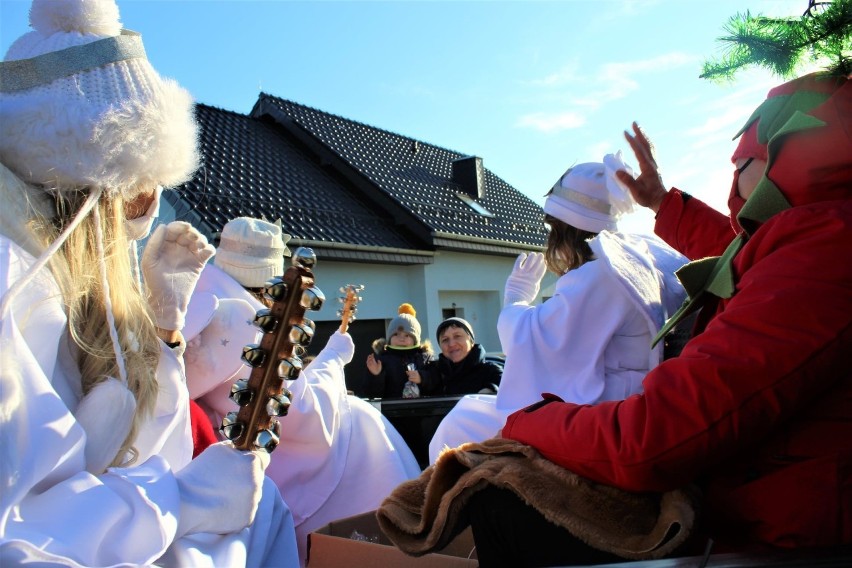 Święty Mikołaj z pomocnikami w gminie Radłów.