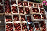 Po ile truskawki, czereśnie i młode ziemniaki? Sprawdziliśmy ceny na targowisku w Kościerzynie [GALERIA]