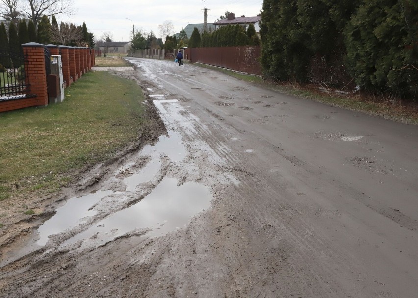 Ulica Szeroka Droga w Radomiu tonie w błocie. Mieszkańcy ponieśli koszty przygotowanie budowy. Procedurę rozpoczną od nowa?