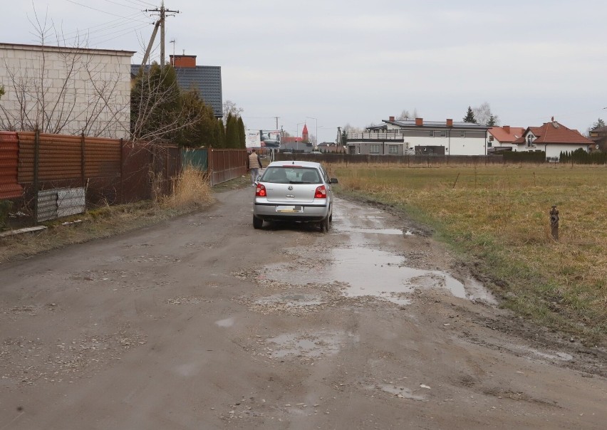 Ulica Szeroka Droga w Radomiu tonie w błocie. Mieszkańcy ponieśli koszty przygotowanie budowy. Procedurę rozpoczną od nowa?