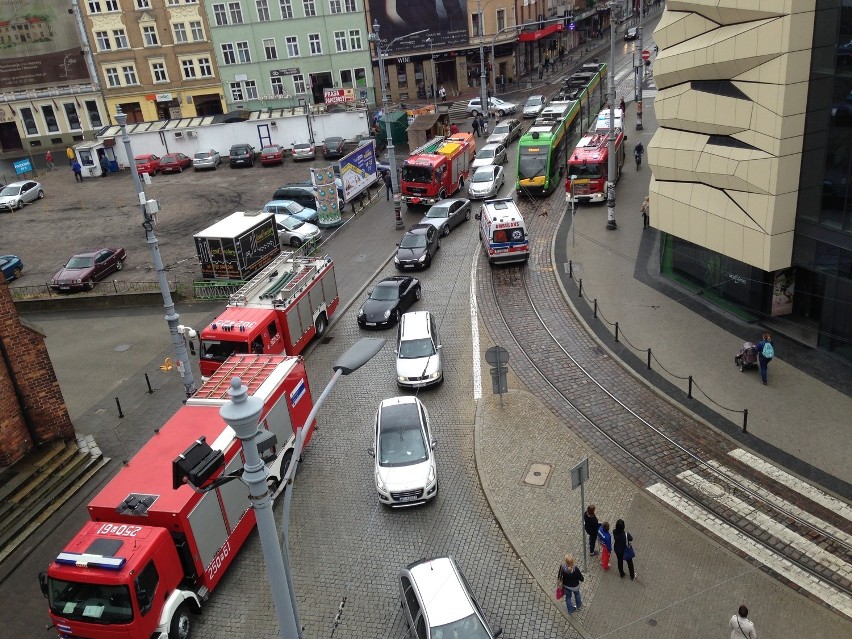 Galeria MM: Straż pożarna przed budynkiem. Alarm przez......