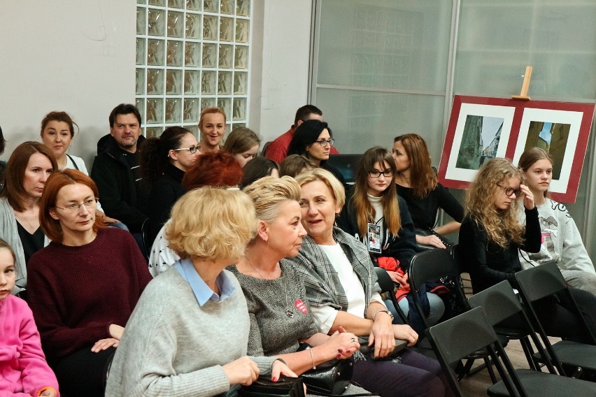 Wieluńska biblioteka zagrała z WOŚP. "Zemsta" w wykonaniu koła teatralnego SP nr 2 [ZDJĘCIA]