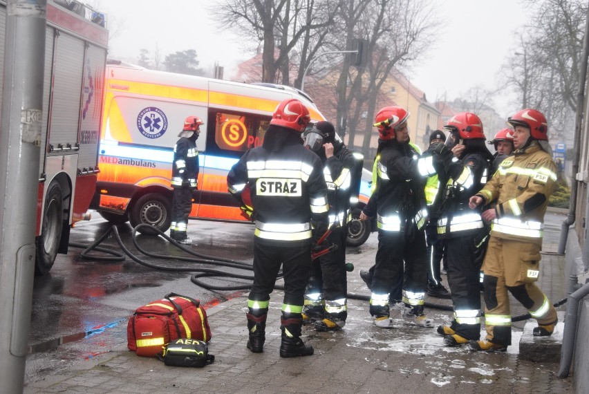 Pożar w kamienicy w miarę szybko opanowano