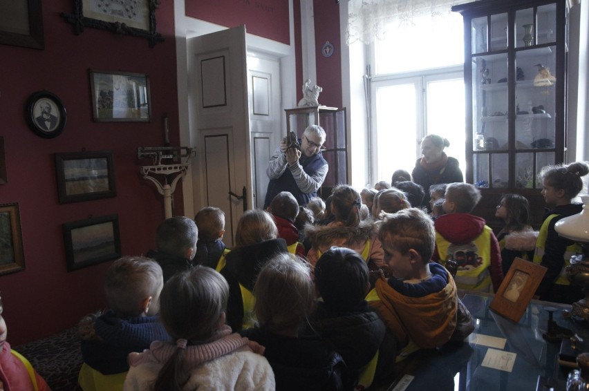 Przedszkolaki z "Bajkowej Ciuchci" zwiedzały Muzeum imienia...