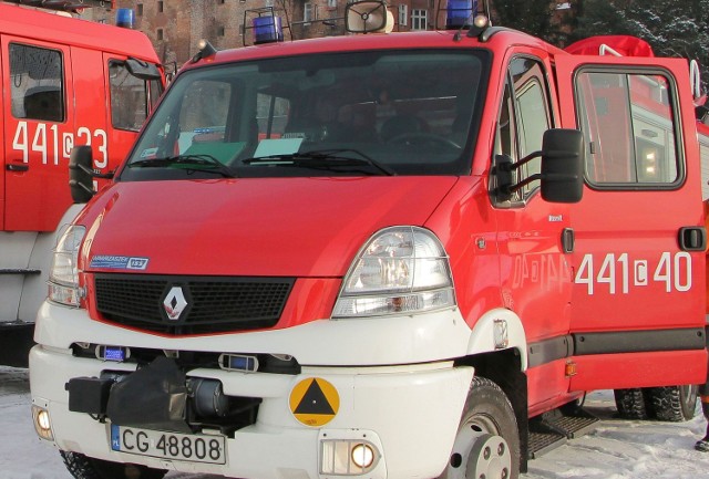 W Szynychu strażacy interweniowali po wypadku volkswagena. W Grudziądzu usuwali konar drzewa, który oparł się o linię tramwajową