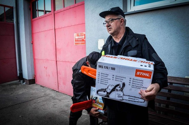 Nowy Dwór Gdański. Strażacy z nowodworskiej jednostki OSP ruszyli z akcją pomocy dla poszkodowanych po nawałnicy, która przeszła przez Pomorze. Przekazano pierwsze dary.