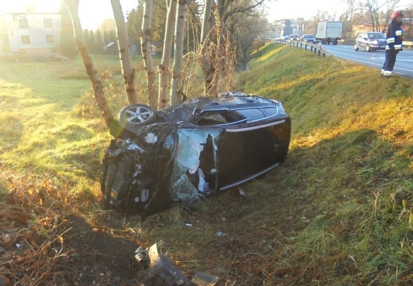 Wypadek na DK28 w Krośnie z udziałem dwóch busów i jednego samochodu osobowego. Kierowca osobówki trafił do szpitala